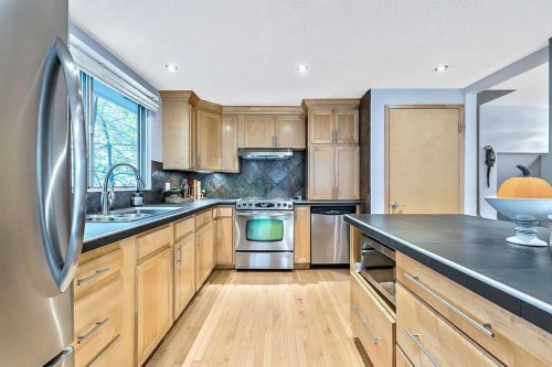 5279 Dalcroft Crescent Nw, Calgary, AB - Indoor Photo Showing Kitchen