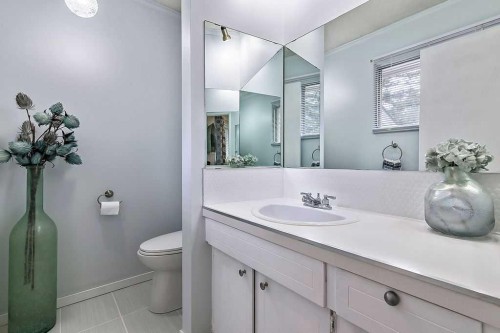 5279 Dalcroft Crescent Nw, Calgary, AB - Indoor Photo Showing Bathroom