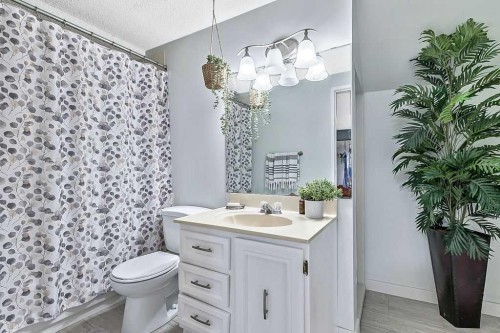 5279 Dalcroft Crescent Nw, Calgary, AB - Indoor Photo Showing Bathroom