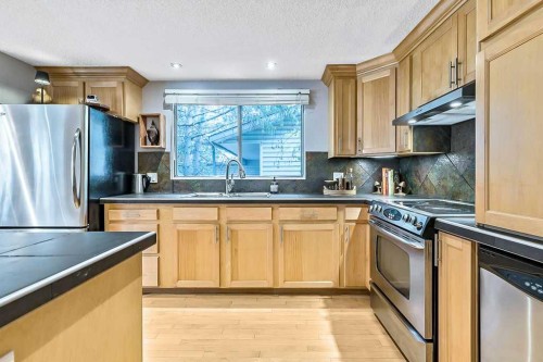 5279 Dalcroft Crescent Nw, Calgary, AB - Indoor Photo Showing Kitchen
