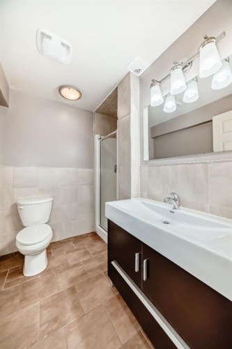 58 Panatella Lane Nw, Calgary, AB - Indoor Photo Showing Bathroom
