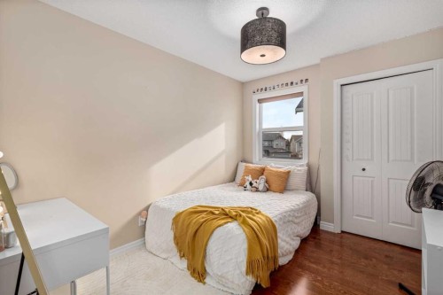 40 Heritage Hill, Cochrane, AB - Indoor Photo Showing Bedroom