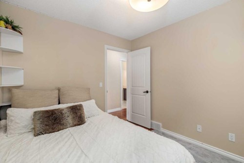 40 Heritage Hill, Cochrane, AB - Indoor Photo Showing Bedroom