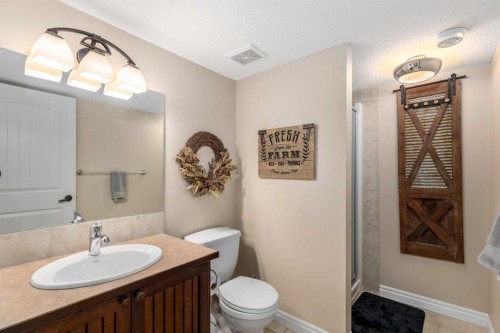 40 Heritage Hill, Cochrane, AB - Indoor Photo Showing Bathroom
