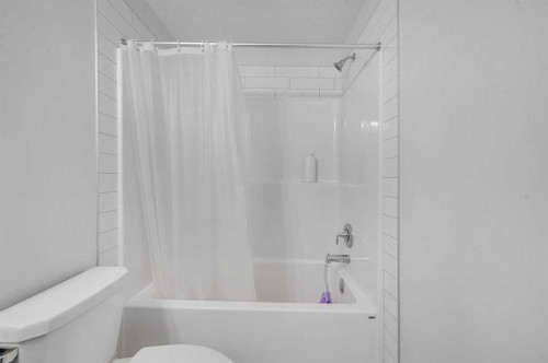 165 Hotchkiss Way Se, Calgary, AB - Indoor Photo Showing Bathroom