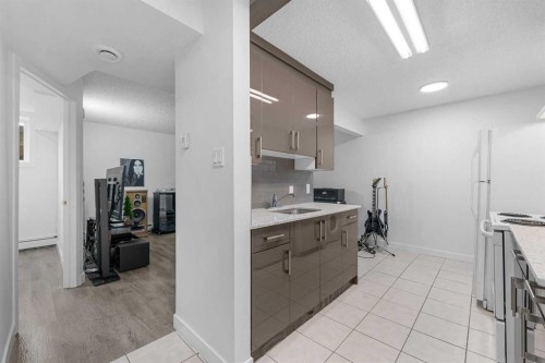 205-4328 4 Street Nw, Calgary, AB - Indoor Photo Showing Kitchen