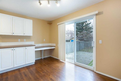 29 Spring Crescent Sw, Calgary, AB - Indoor Photo Showing Other Room