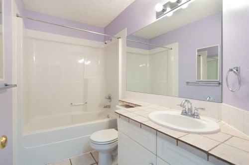 29 Spring Crescent Sw, Calgary, AB - Indoor Photo Showing Bathroom
