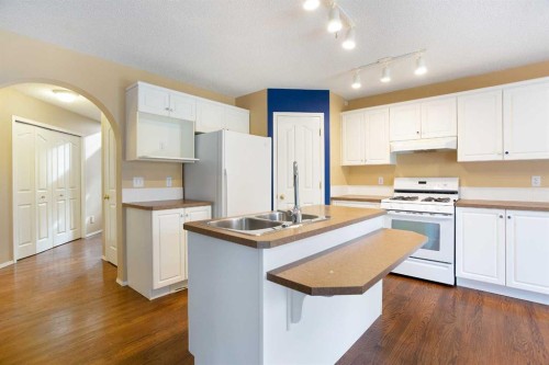 29 Spring Crescent Sw, Calgary, AB - Indoor Photo Showing Kitchen