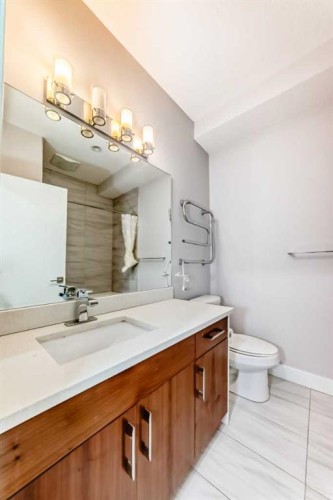 4640 15 Avenue Nw, Calgary, AB - Indoor Photo Showing Bathroom