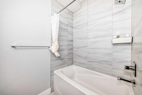 4640 15 Avenue Nw, Calgary, AB - Indoor Photo Showing Bathroom