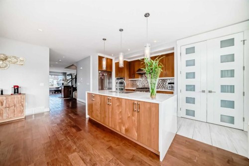 4640 15 Avenue Nw, Calgary, AB - Indoor Photo Showing Kitchen