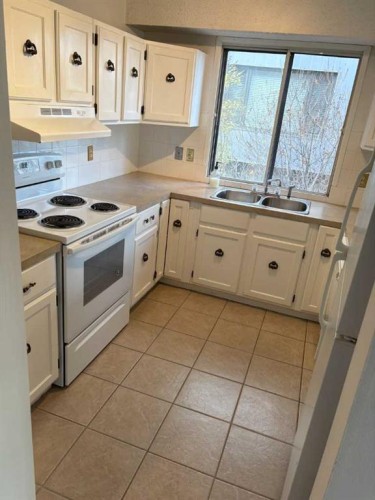 15-821 3 Avenue Sw, Calgary, AB - Indoor Photo Showing Kitchen