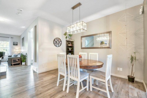 32 Copperpond Heights Se, Calgary, AB - Indoor Photo Showing Dining Room