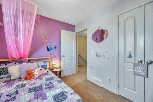 32 Copperpond Heights Se, Calgary, AB - Indoor Photo Showing Bedroom