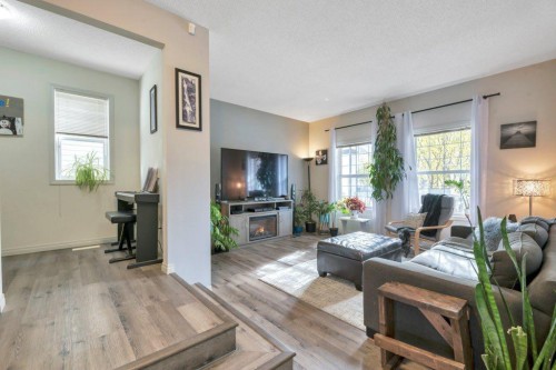 32 Copperpond Heights Se, Calgary, AB - Indoor Photo Showing Living Room