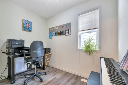 32 Copperpond Heights Se, Calgary, AB - Indoor Photo Showing Office