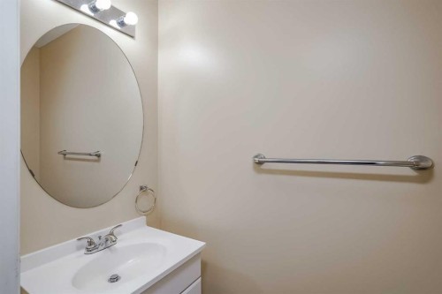 4 Bridleridge Circle Sw, Calgary, AB - Indoor Photo Showing Bathroom