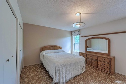 21 Welch Crescent, Okotoks, AB - Indoor Photo Showing Bedroom