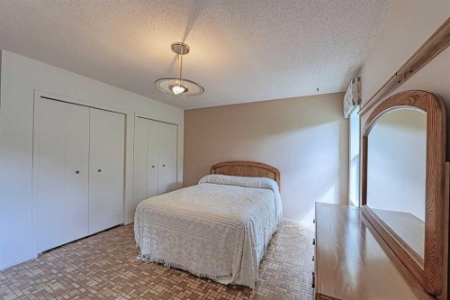 21 Welch Crescent, Okotoks, AB - Indoor Photo Showing Bedroom