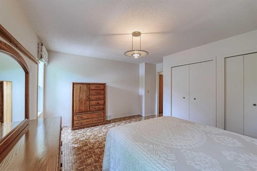 21 Welch Crescent, Okotoks, AB - Indoor Photo Showing Bedroom