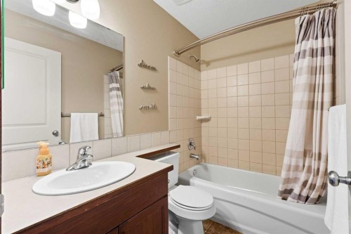 155 Sunset Close, Cochrane, AB - Indoor Photo Showing Bathroom
