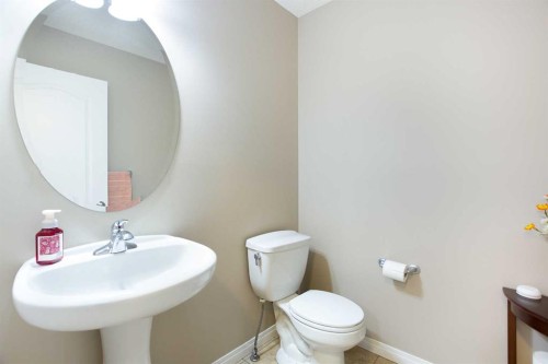 28 Kinlea Link Nw, Calgary, AB - Indoor Photo Showing Bathroom
