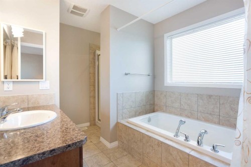 28 Kinlea Link Nw, Calgary, AB - Indoor Photo Showing Bathroom
