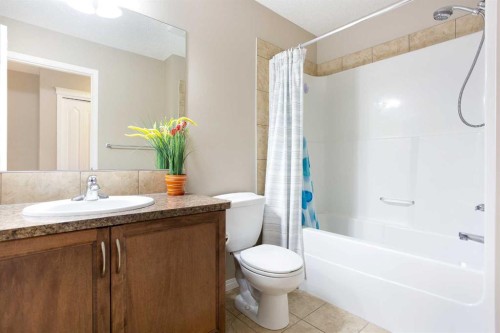 28 Kinlea Link Nw, Calgary, AB - Indoor Photo Showing Bathroom