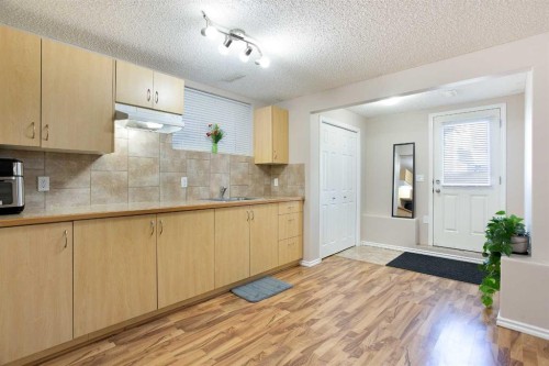 28 Kinlea Link Nw, Calgary, AB - Indoor Photo Showing Kitchen