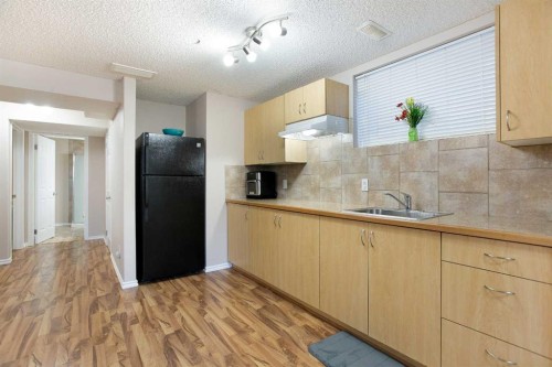 28 Kinlea Link Nw, Calgary, AB - Indoor Photo Showing Kitchen
