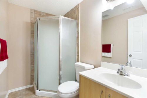 28 Kinlea Link Nw, Calgary, AB - Indoor Photo Showing Bathroom