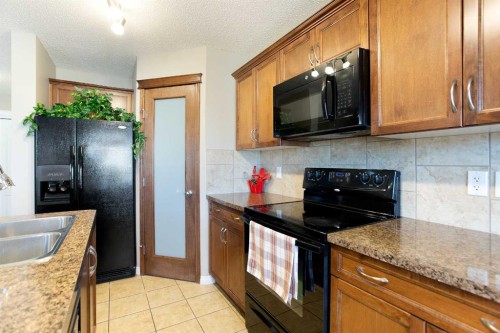 28 Kinlea Link Nw, Calgary, AB - Indoor Photo Showing Kitchen With Double Sink