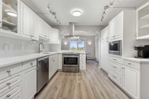 404-7239 Sierra Morena Boulevard Sw, Calgary, AB - Indoor Photo Showing Kitchen