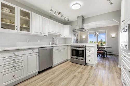 404-7239 Sierra Morena Boulevard Sw, Calgary, AB - Indoor Photo Showing Kitchen