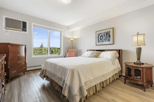 404-7239 Sierra Morena Boulevard Sw, Calgary, AB - Indoor Photo Showing Bedroom