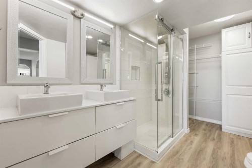 404-7239 Sierra Morena Boulevard Sw, Calgary, AB - Indoor Photo Showing Bathroom