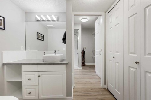 404-7239 Sierra Morena Boulevard Sw, Calgary, AB - Indoor Photo Showing Bathroom