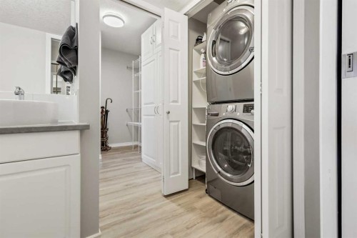 404-7239 Sierra Morena Boulevard Sw, Calgary, AB - Indoor Photo Showing Laundry Room