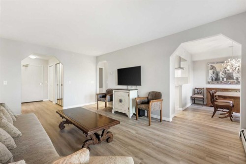 404-7239 Sierra Morena Boulevard Sw, Calgary, AB - Indoor Photo Showing Living Room