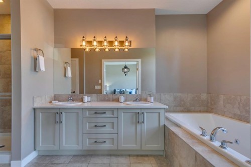 2817 & 2815 16 Avenue Se, Calgary, AB - Indoor Photo Showing Bathroom