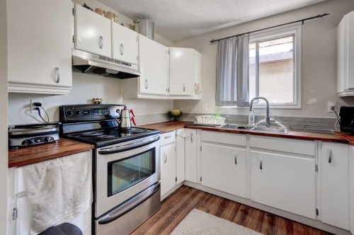 5 Fonda Drive Se, Calgary, AB - Indoor Photo Showing Kitchen With Double Sink