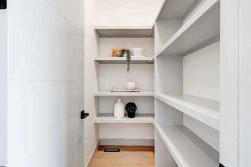 4615 82 Street Nw, Calgary, AB - Indoor With Storage