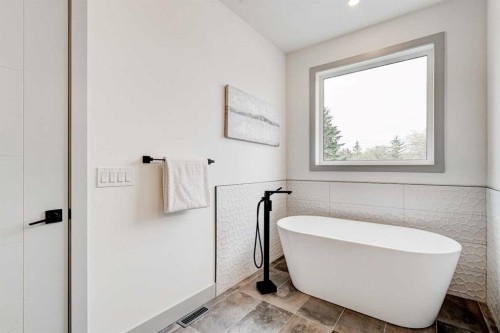 4615 82 Street Nw, Calgary, AB - Indoor Photo Showing Bathroom