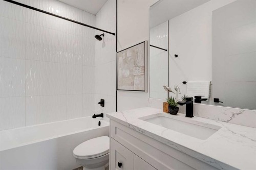 4615 82 Street Nw, Calgary, AB - Indoor Photo Showing Bathroom