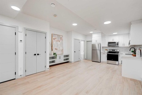 4615 82 Street Nw, Calgary, AB - Indoor Photo Showing Kitchen