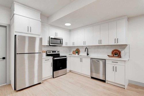 4615 82 Street Nw, Calgary, AB - Indoor Photo Showing Kitchen