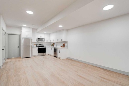 4615 82 Street Nw, Calgary, AB - Indoor Photo Showing Kitchen