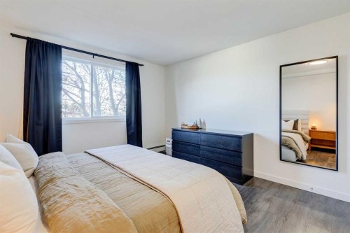 724-6400 Coach Hill Road Sw, Calgary, AB - Indoor Photo Showing Bedroom