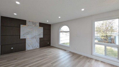 4 Harvey Place Sw, Calgary, AB - Indoor Photo Showing Other Room